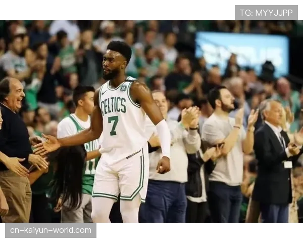 杰伦·布朗通过无球跑动提升投篮效率，拉开与布克得分差距