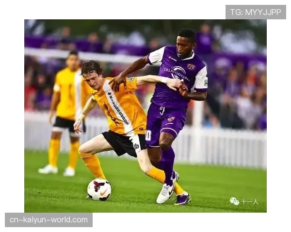 足球规则中合法冲撞的判罚标准与防守限制解析